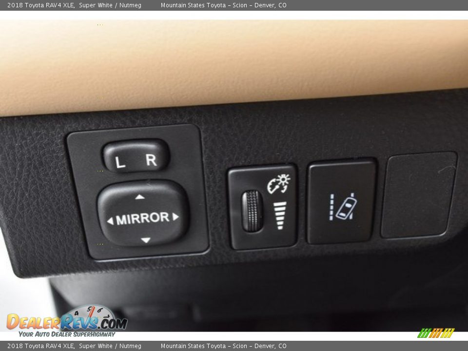 2018 Toyota RAV4 XLE Super White / Nutmeg Photo #25