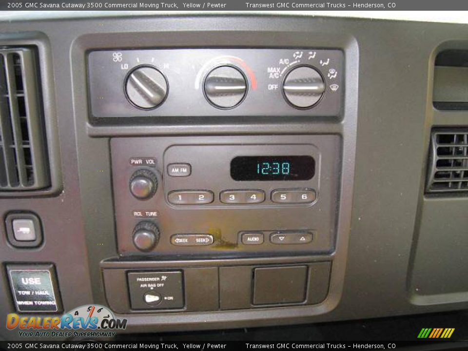 2005 GMC Savana Cutaway 3500 Commercial Moving Truck Yellow / Pewter Photo #10