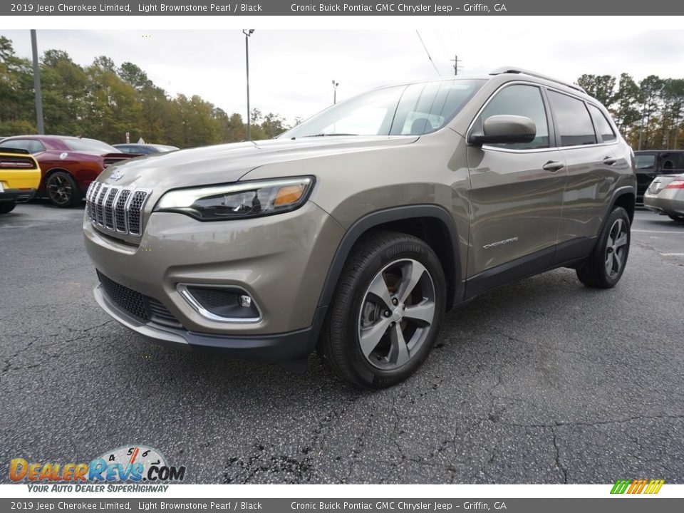 Front 3/4 View of 2019 Jeep Cherokee Limited Photo #3