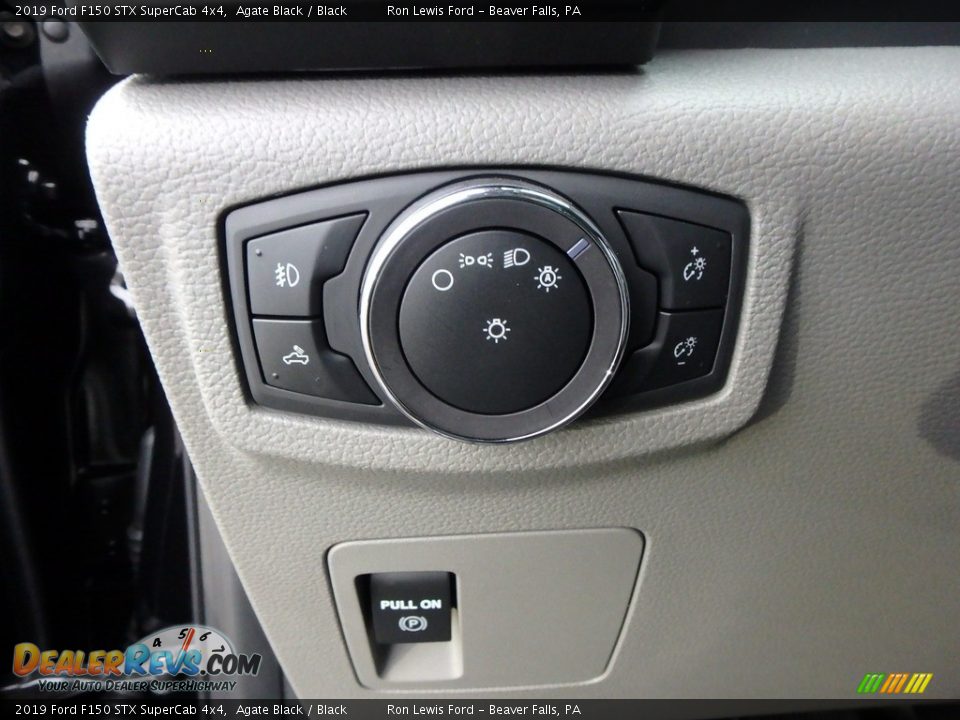 Controls of 2019 Ford F150 STX SuperCab 4x4 Photo #16