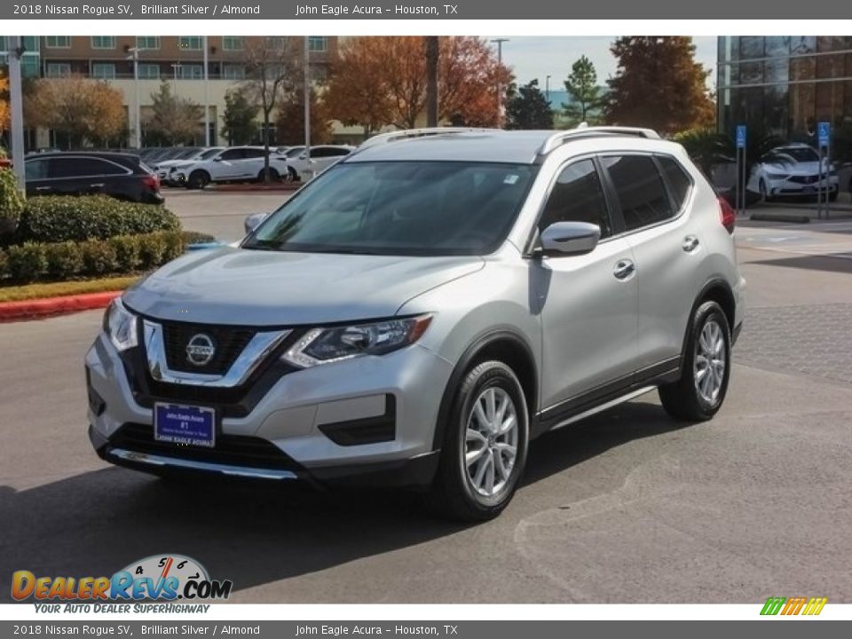 Front 3/4 View of 2018 Nissan Rogue SV Photo #3