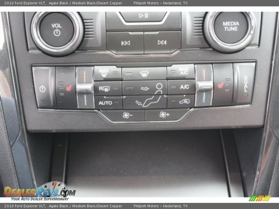 Controls of 2019 Ford Explorer XLT Photo #15