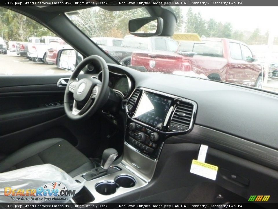2019 Jeep Grand Cherokee Laredo 4x4 Bright White / Black Photo #11