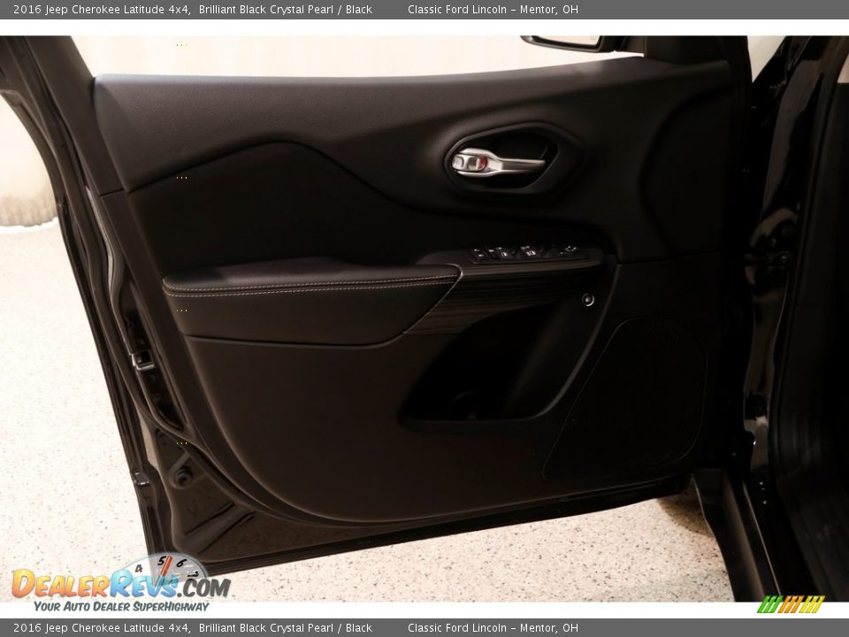 2016 Jeep Cherokee Latitude 4x4 Brilliant Black Crystal Pearl / Black Photo #4