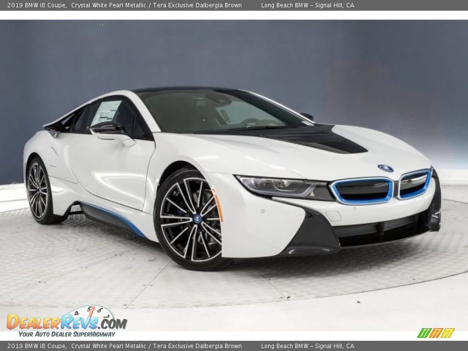 Front 3/4 View of 2019 BMW i8 Coupe Photo #11