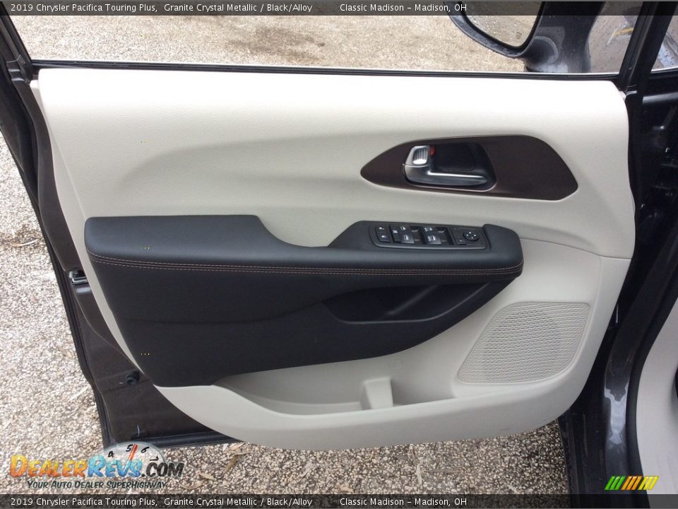 2019 Chrysler Pacifica Touring Plus Granite Crystal Metallic / Black/Alloy Photo #8
