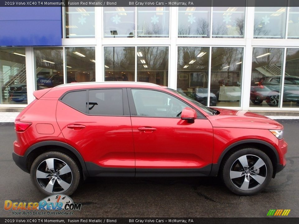 2019 Volvo XC40 T4 Momentum Fusion Red Metallic / Blond Photo #2