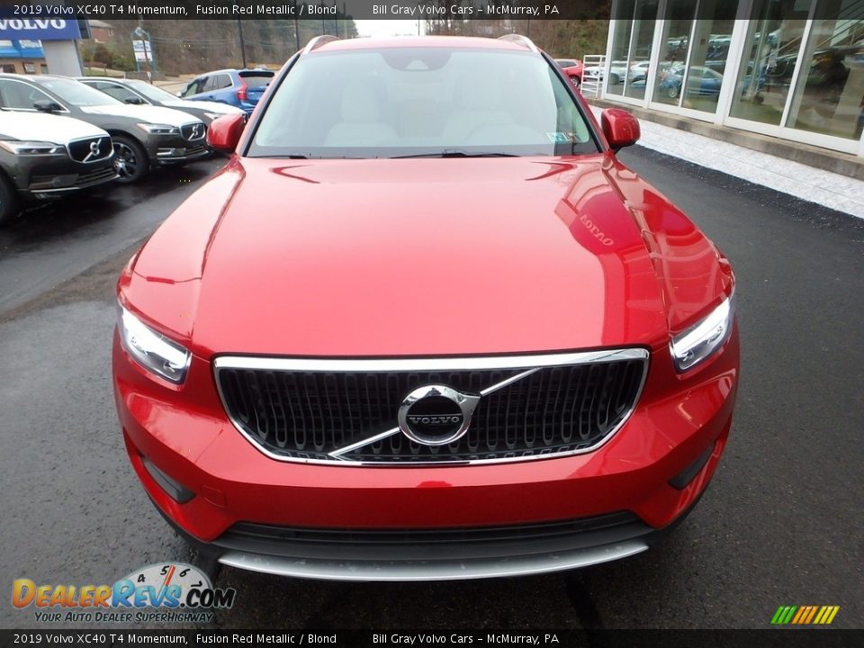 2019 Volvo XC40 T4 Momentum Fusion Red Metallic / Blond Photo #9