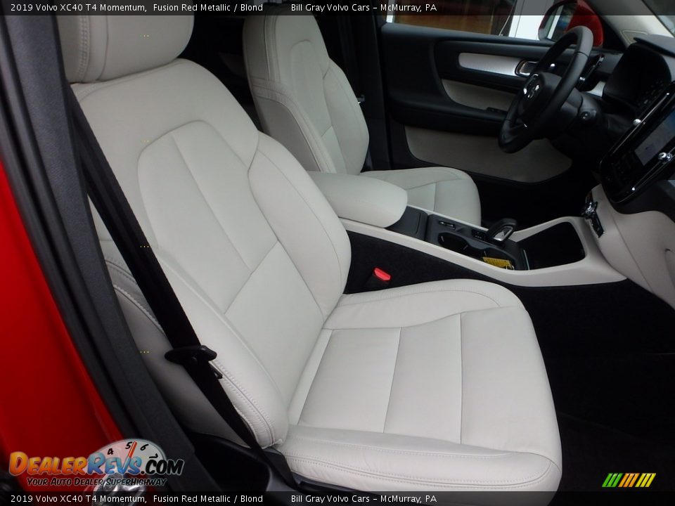 Front Seat of 2019 Volvo XC40 T4 Momentum Photo #11
