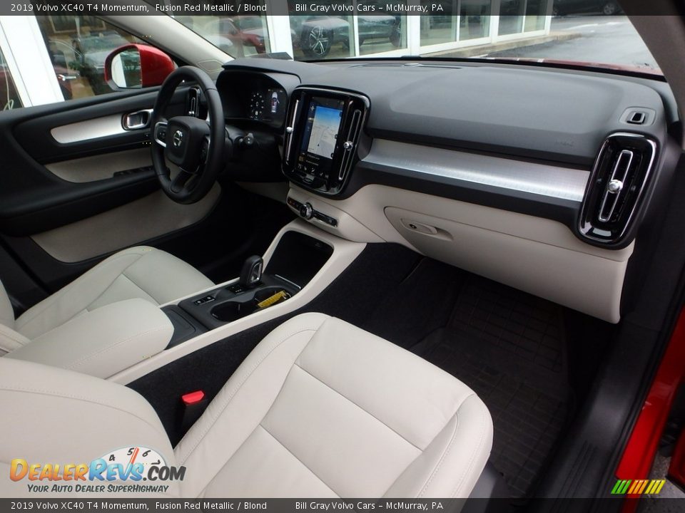 Dashboard of 2019 Volvo XC40 T4 Momentum Photo #12