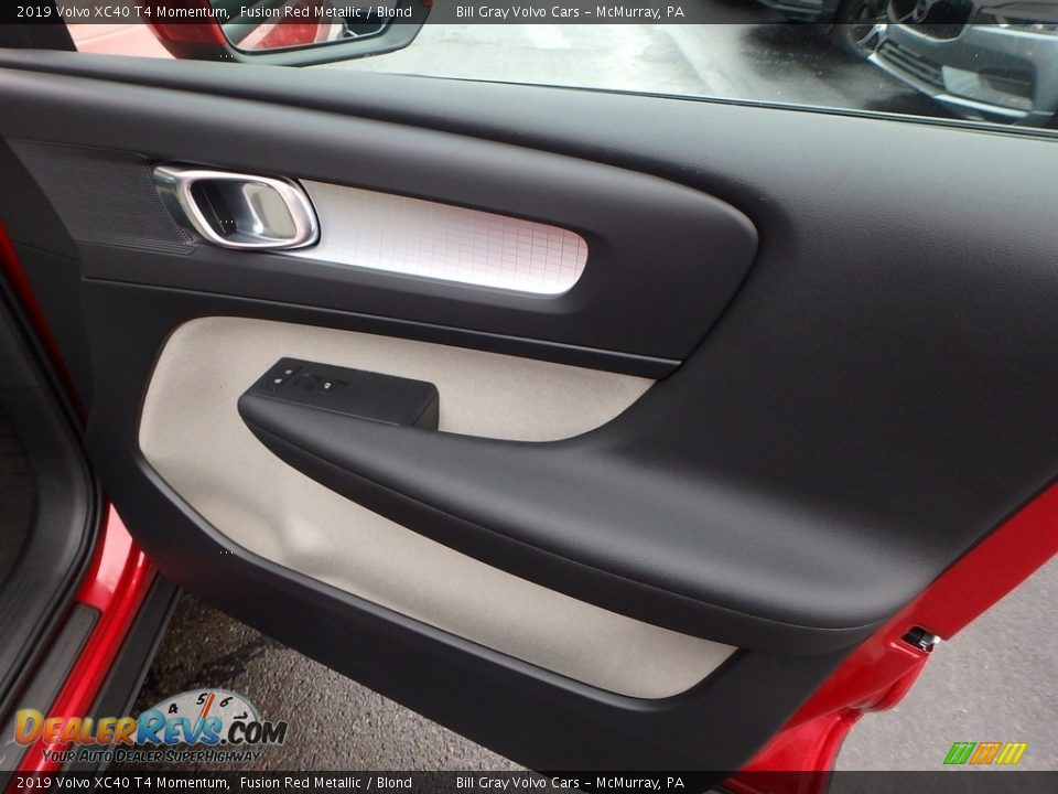 Door Panel of 2019 Volvo XC40 T4 Momentum Photo #13