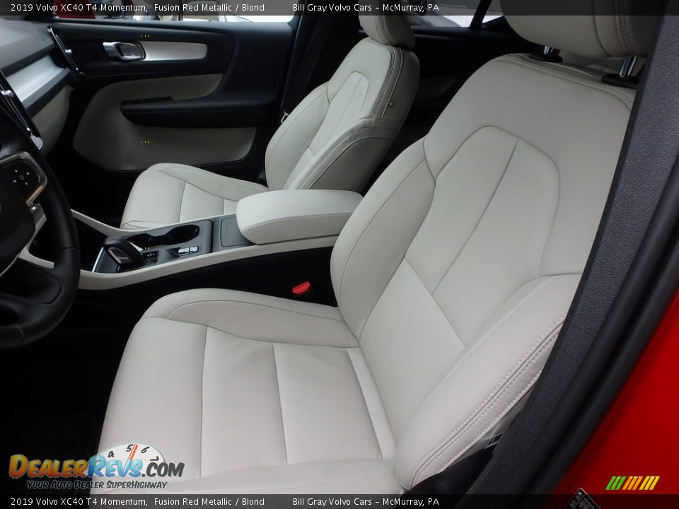 Front Seat of 2019 Volvo XC40 T4 Momentum Photo #15