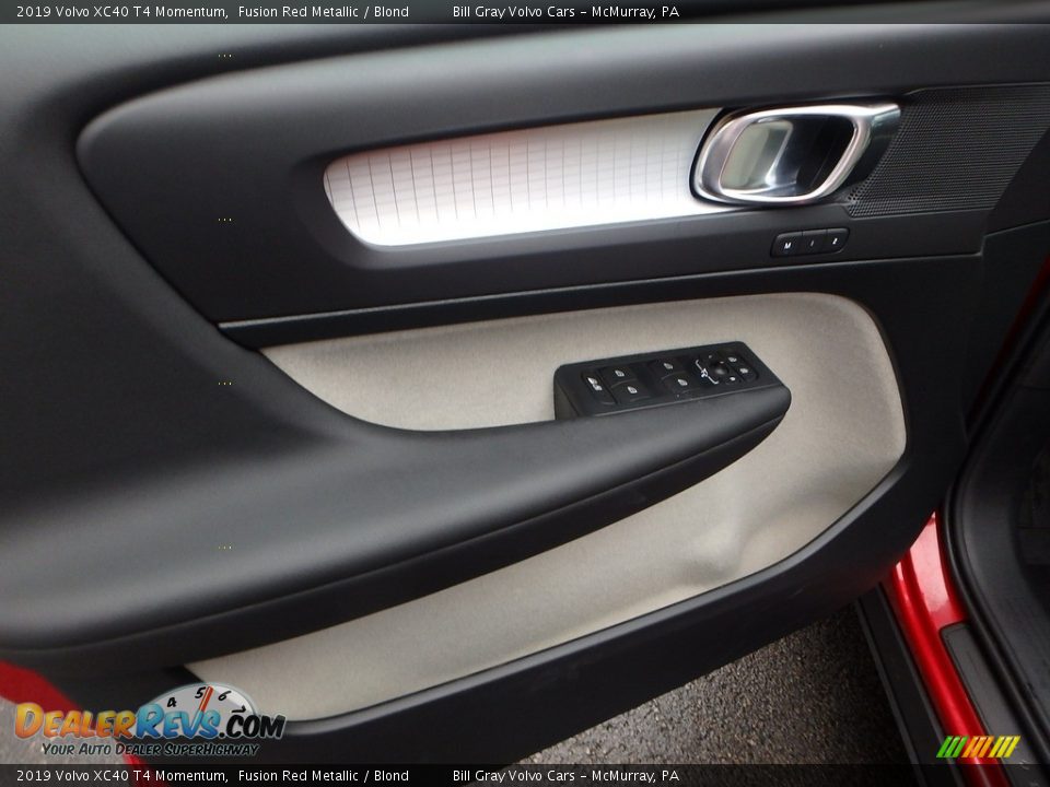 Door Panel of 2019 Volvo XC40 T4 Momentum Photo #18