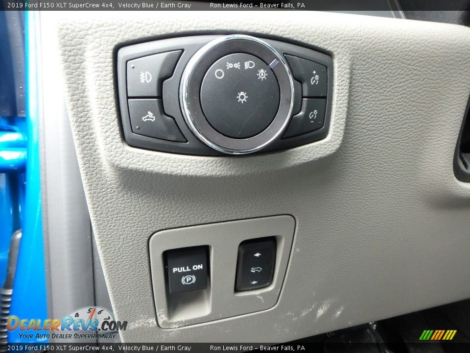 Controls of 2019 Ford F150 XLT SuperCrew 4x4 Photo #15