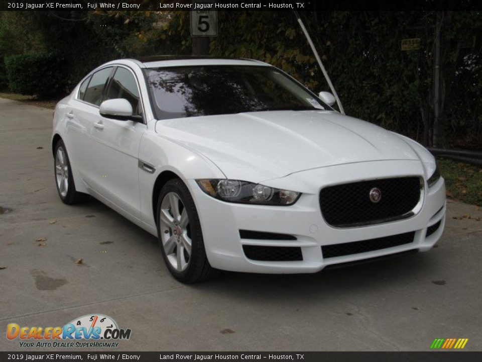 Front 3/4 View of 2019 Jaguar XE Premium Photo #2