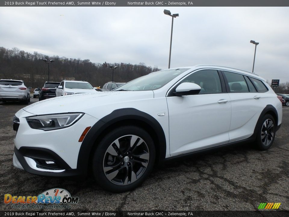 Front 3/4 View of 2019 Buick Regal TourX Preferred AWD Photo #1