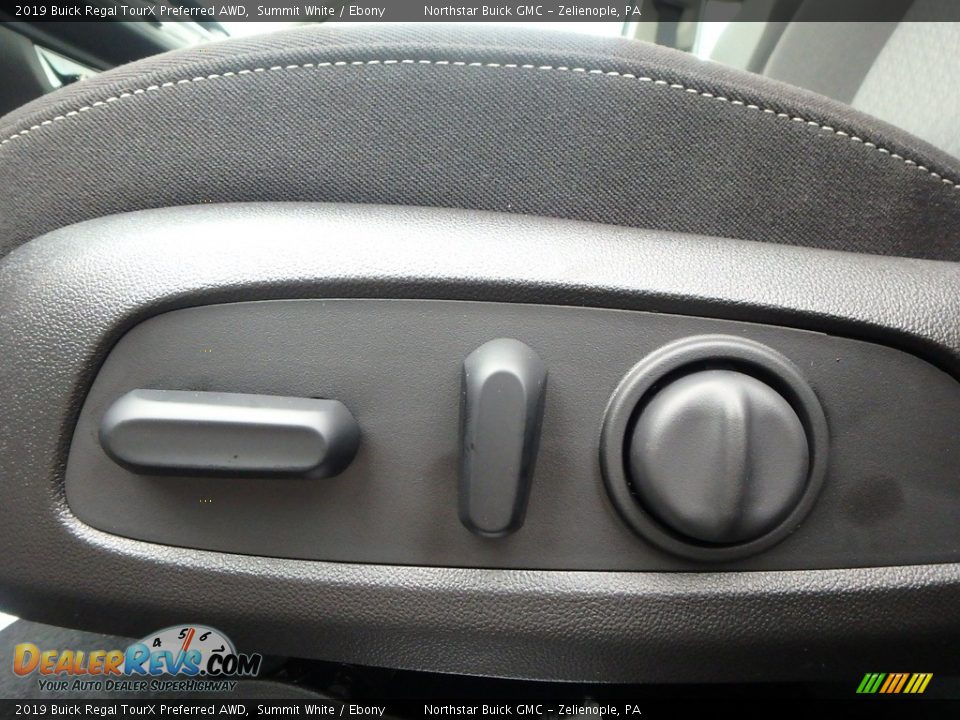 Controls of 2019 Buick Regal TourX Preferred AWD Photo #15