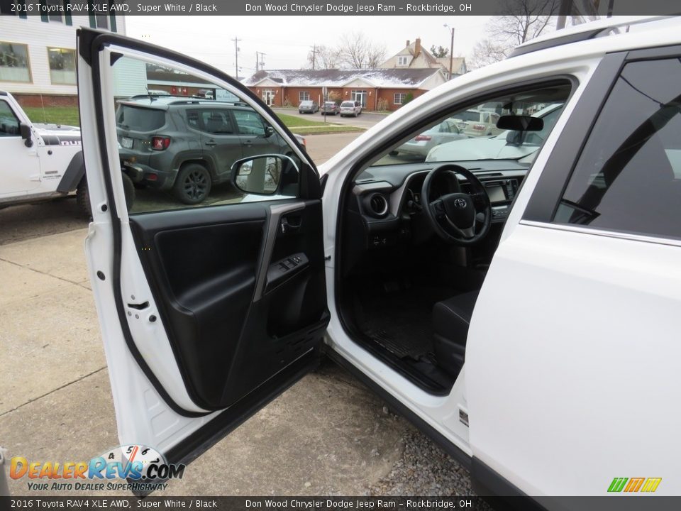 2016 Toyota RAV4 XLE AWD Super White / Black Photo #32