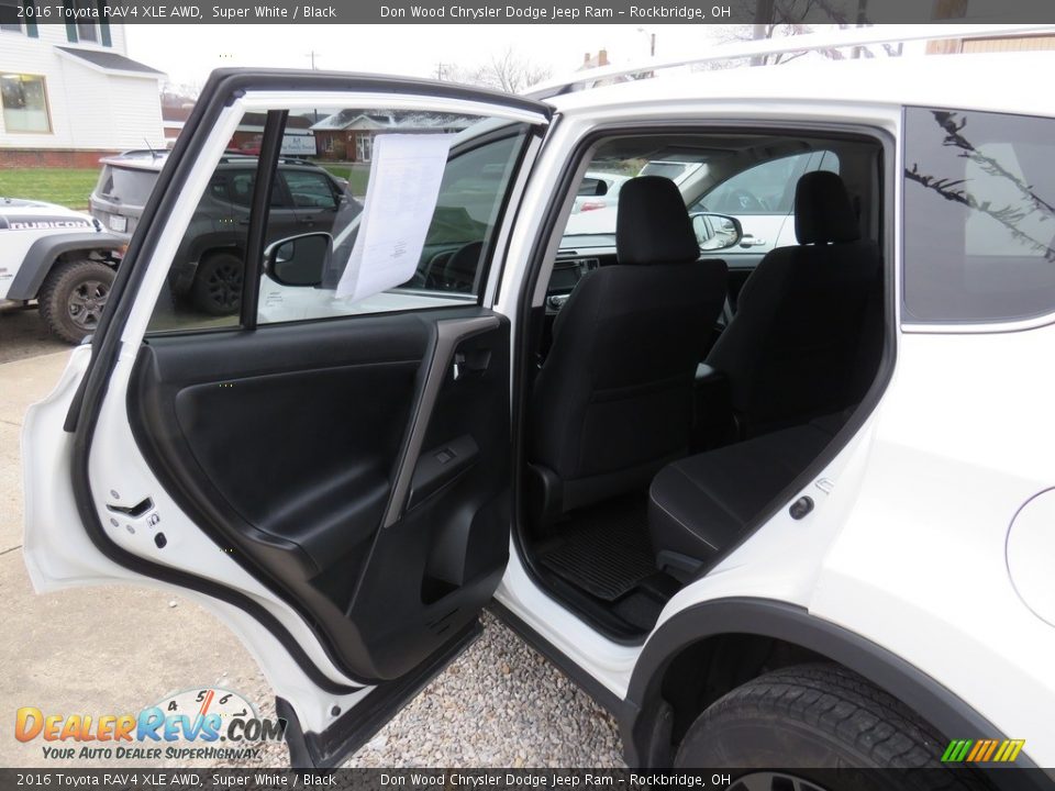 2016 Toyota RAV4 XLE AWD Super White / Black Photo #36