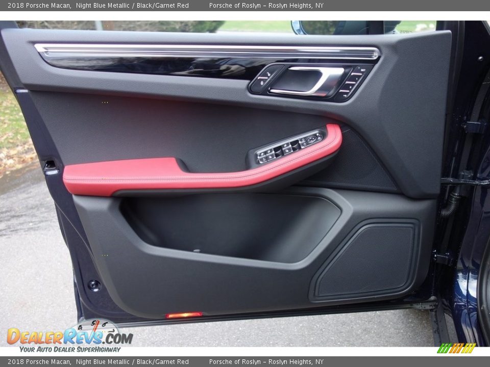 Door Panel of 2018 Porsche Macan  Photo #11