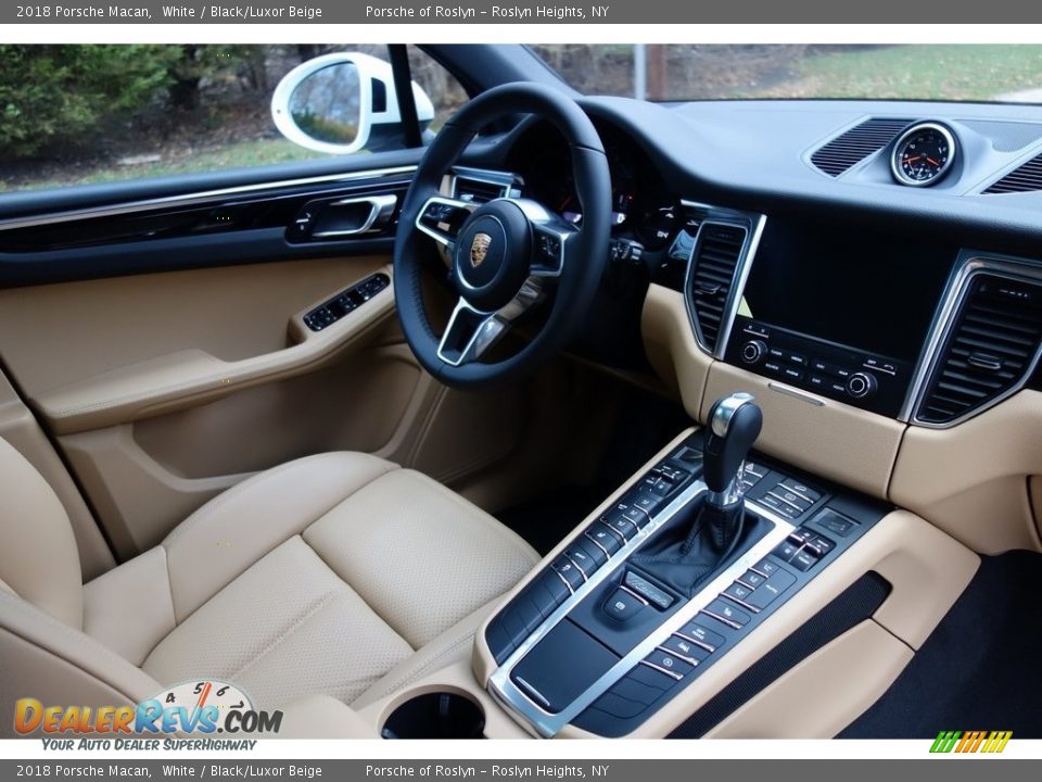 2018 Porsche Macan White / Black/Luxor Beige Photo #17