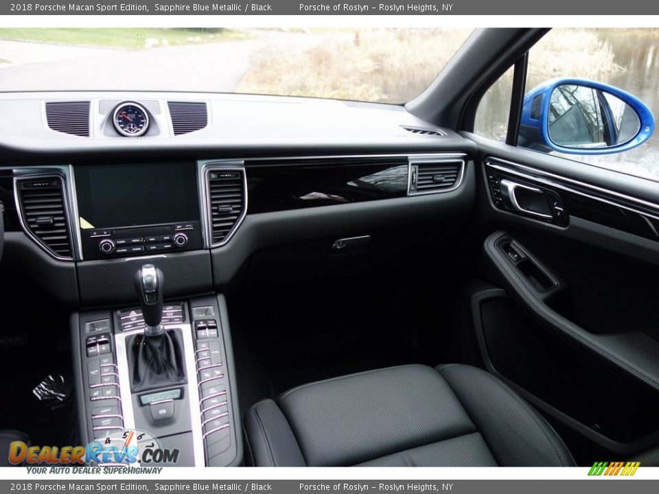 Dashboard of 2018 Porsche Macan Sport Edition Photo #15