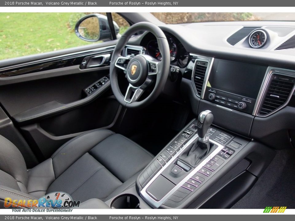 2018 Porsche Macan Volcano Grey Metallic / Black Photo #17