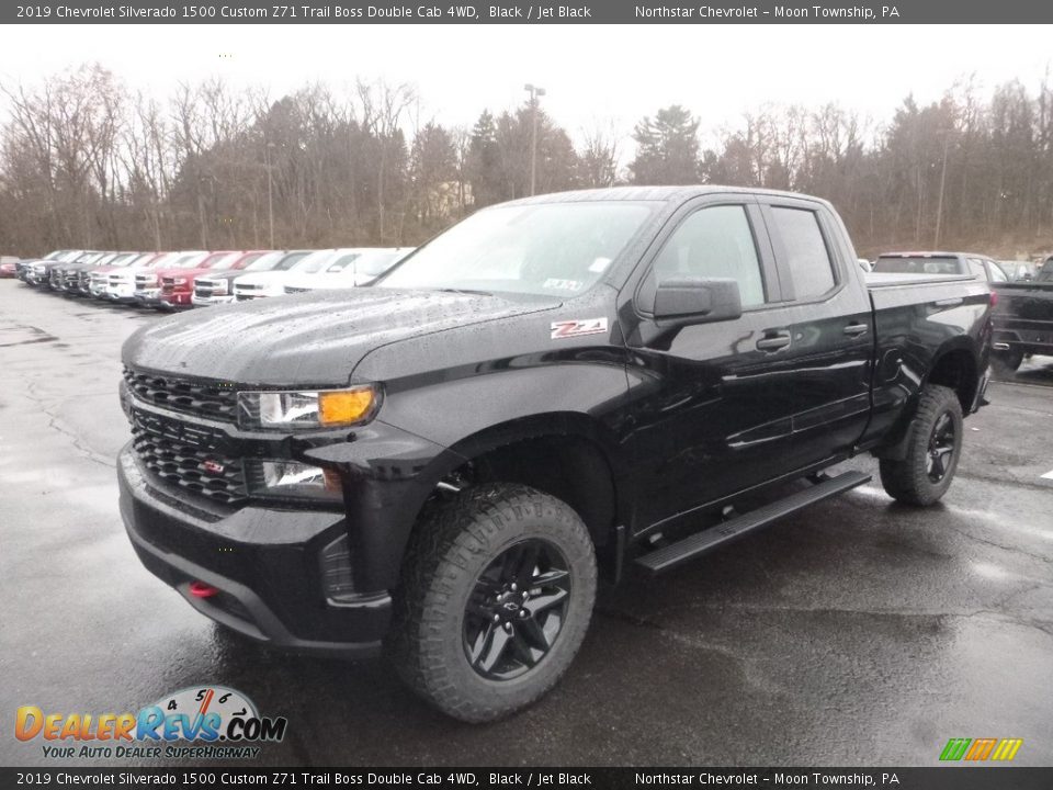 Front 3/4 View of 2019 Chevrolet Silverado 1500 Custom Z71 Trail Boss Double Cab 4WD Photo #1
