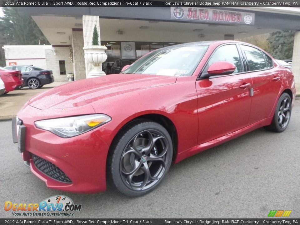 Front 3/4 View of 2019 Alfa Romeo Giulia Ti Sport AWD Photo #2