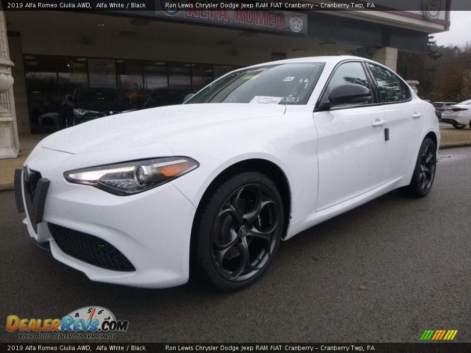 Front 3/4 View of 2019 Alfa Romeo Giulia AWD Photo #2