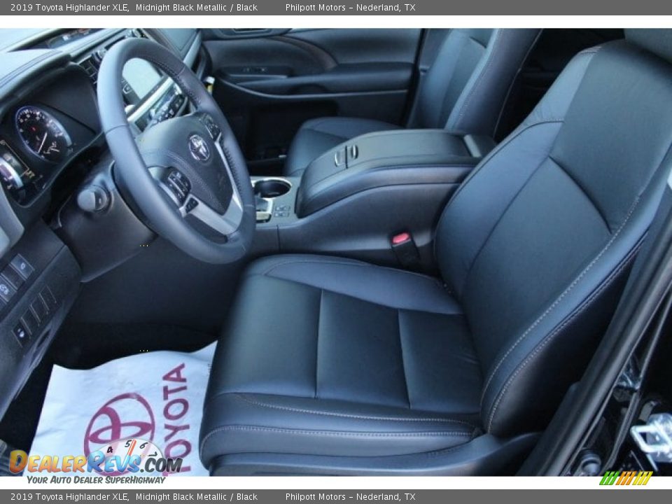 Front Seat of 2019 Toyota Highlander XLE Photo #10