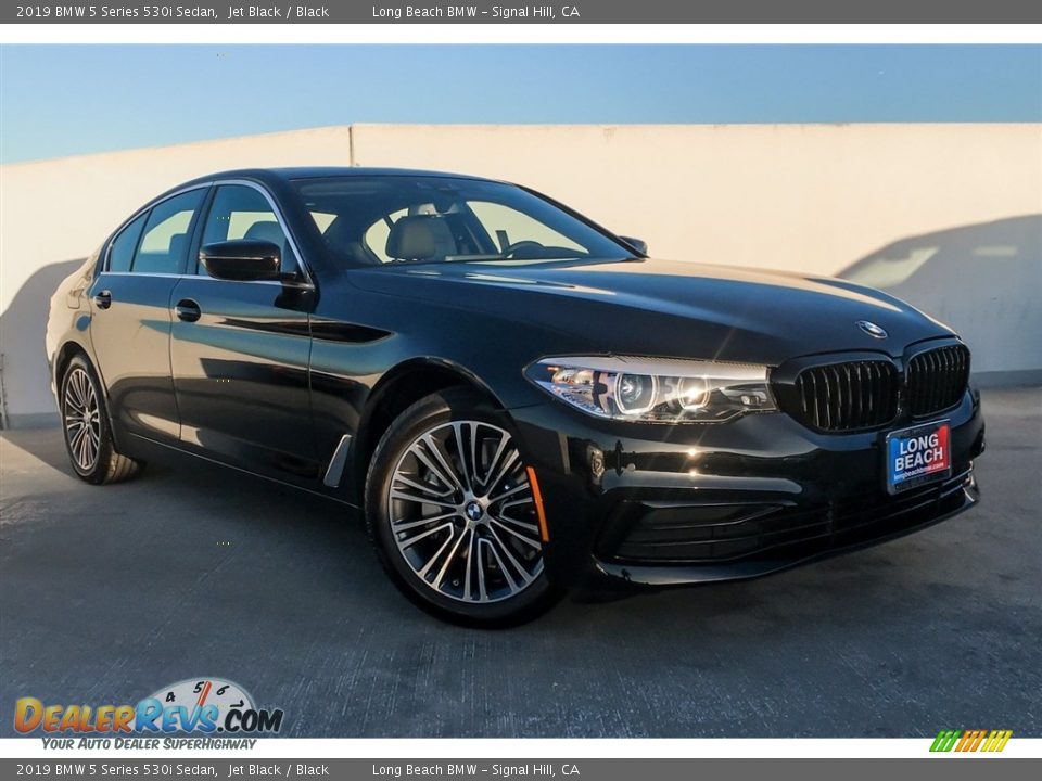 Front 3/4 View of 2019 BMW 5 Series 530i Sedan Photo #12