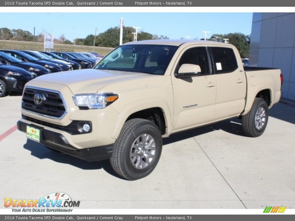 Front 3/4 View of 2019 Toyota Tacoma SR5 Double Cab Photo #4