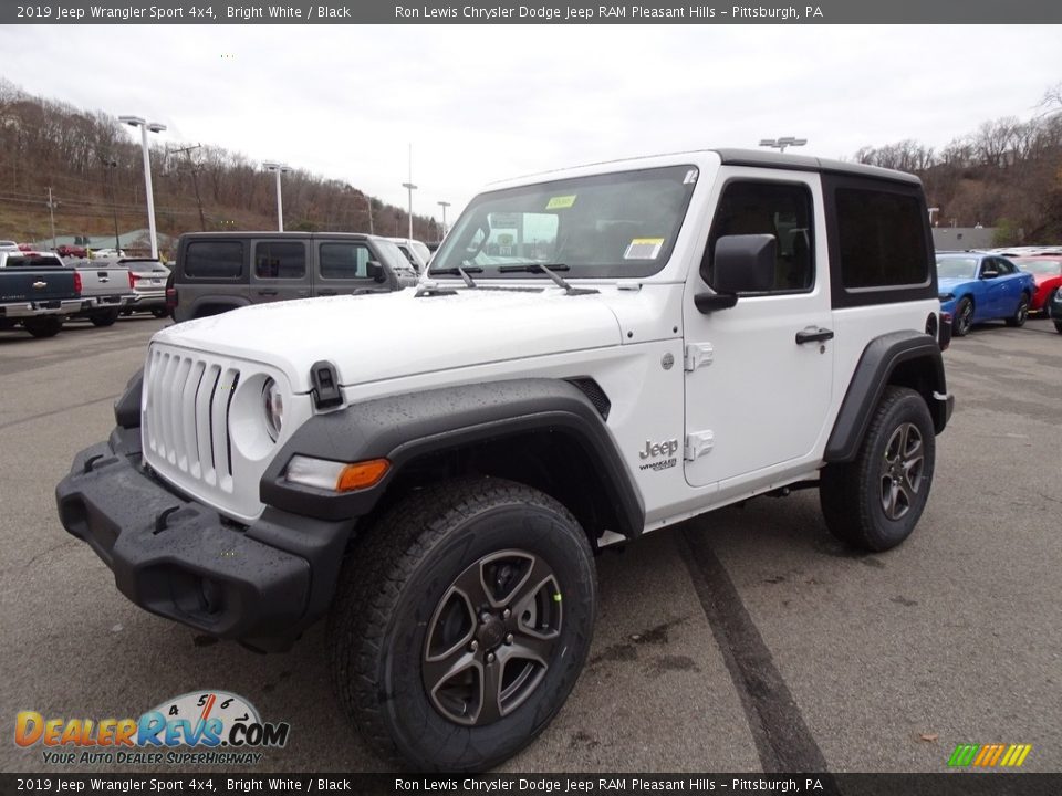 Front 3/4 View of 2019 Jeep Wrangler Sport 4x4 Photo #1