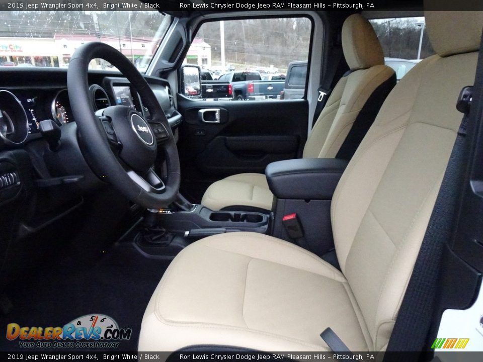 Front Seat of 2019 Jeep Wrangler Sport 4x4 Photo #10