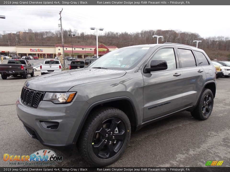 Front 3/4 View of 2019 Jeep Grand Cherokee Upland 4x4 Photo #1