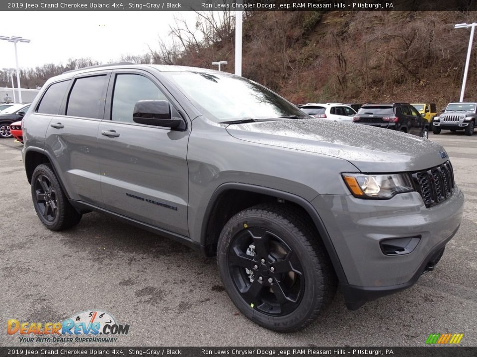 Front 3/4 View of 2019 Jeep Grand Cherokee Upland 4x4 Photo #7