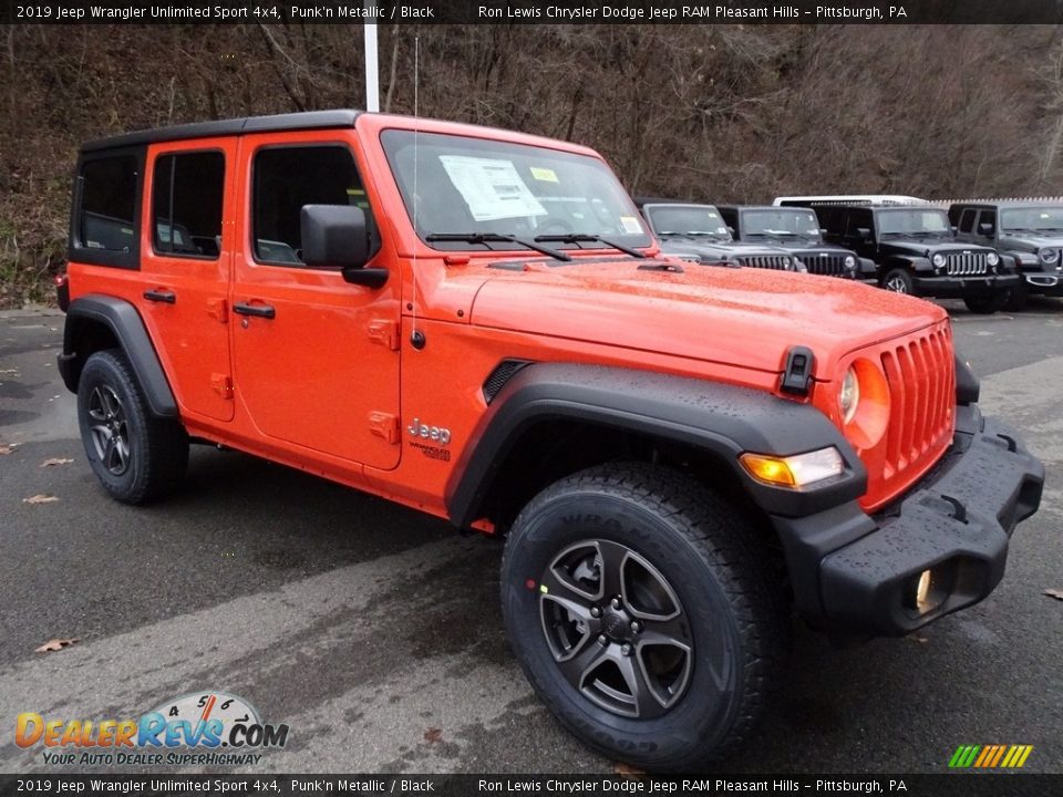 Front 3/4 View of 2019 Jeep Wrangler Unlimited Sport 4x4 Photo #7