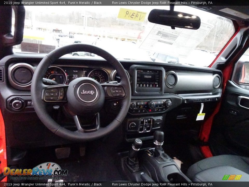 Dashboard of 2019 Jeep Wrangler Unlimited Sport 4x4 Photo #12