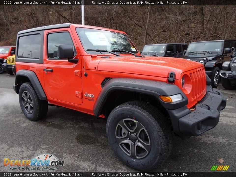 Front 3/4 View of 2019 Jeep Wrangler Sport 4x4 Photo #7