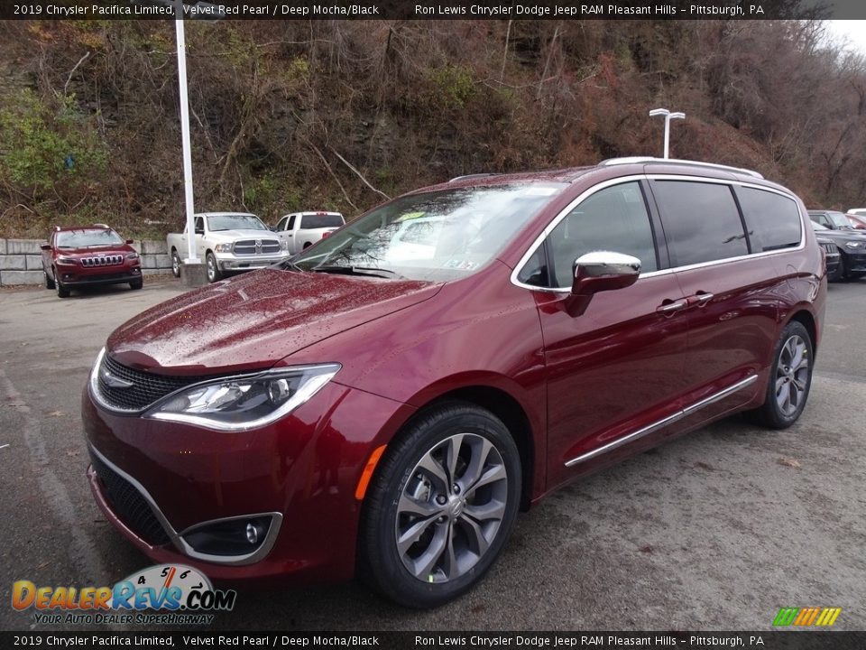 Front 3/4 View of 2019 Chrysler Pacifica Limited Photo #1