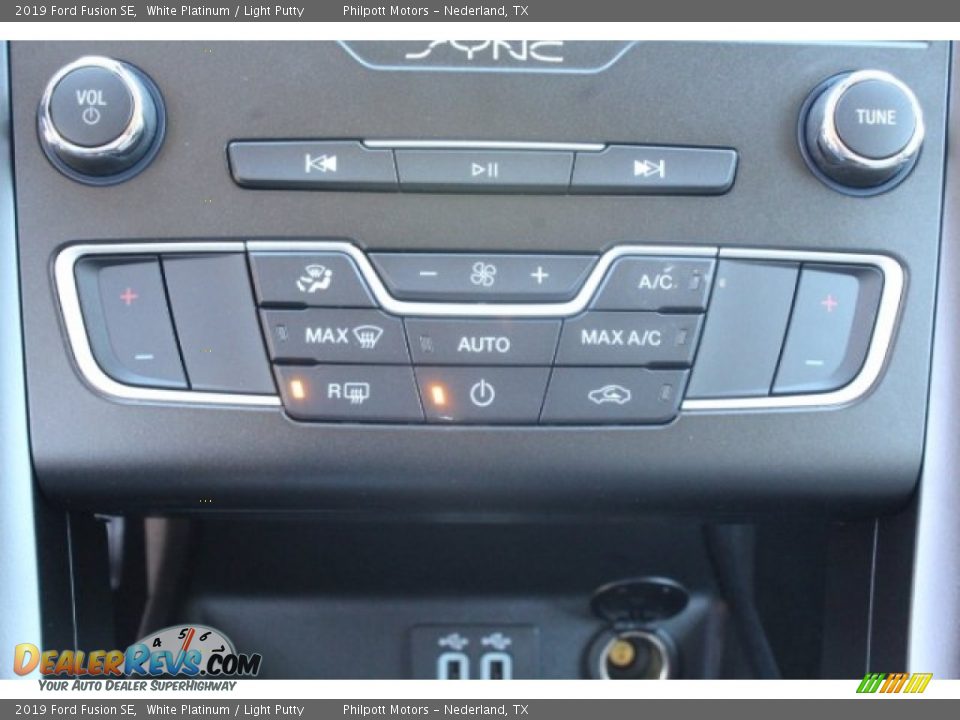 2019 Ford Fusion SE White Platinum / Light Putty Photo #13