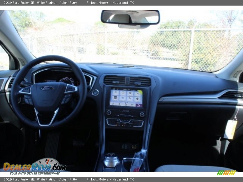 2019 Ford Fusion SE White Platinum / Light Putty Photo #19