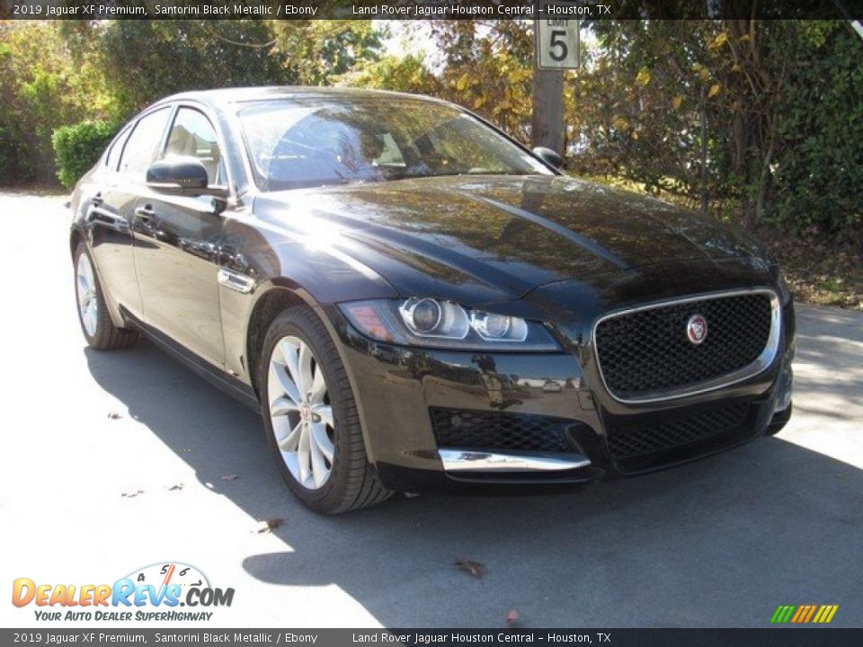 Front 3/4 View of 2019 Jaguar XF Premium Photo #2