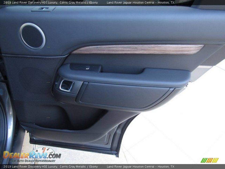 Door Panel of 2019 Land Rover Discovery HSE Luxury Photo #23