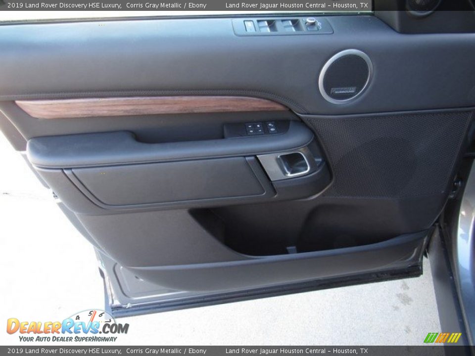 Door Panel of 2019 Land Rover Discovery HSE Luxury Photo #25