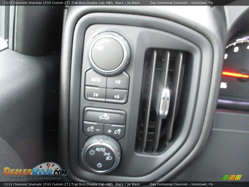 Controls of 2019 Chevrolet Silverado 1500 Custom Z71 Trail Boss Double Cab 4WD Photo #17