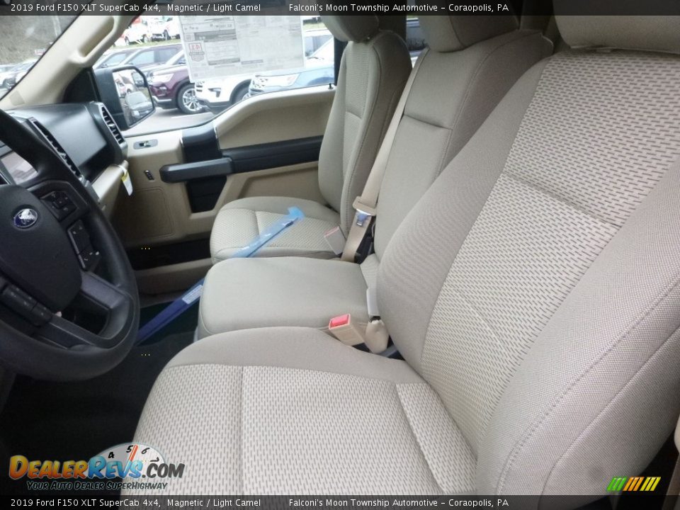 Front Seat of 2019 Ford F150 XLT SuperCab 4x4 Photo #13