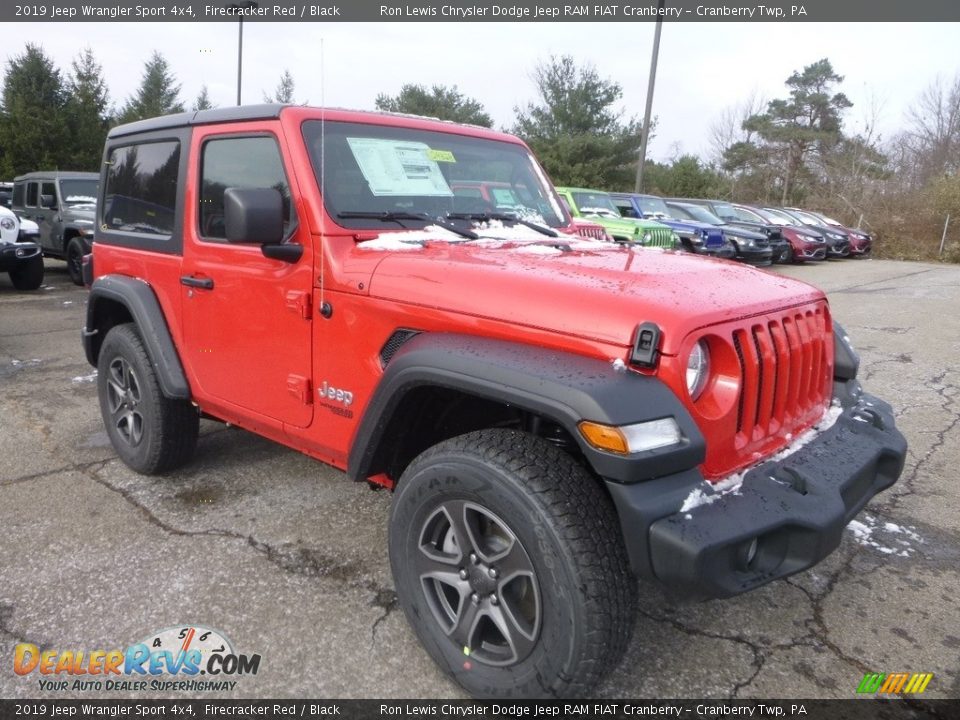 Front 3/4 View of 2019 Jeep Wrangler Sport 4x4 Photo #7