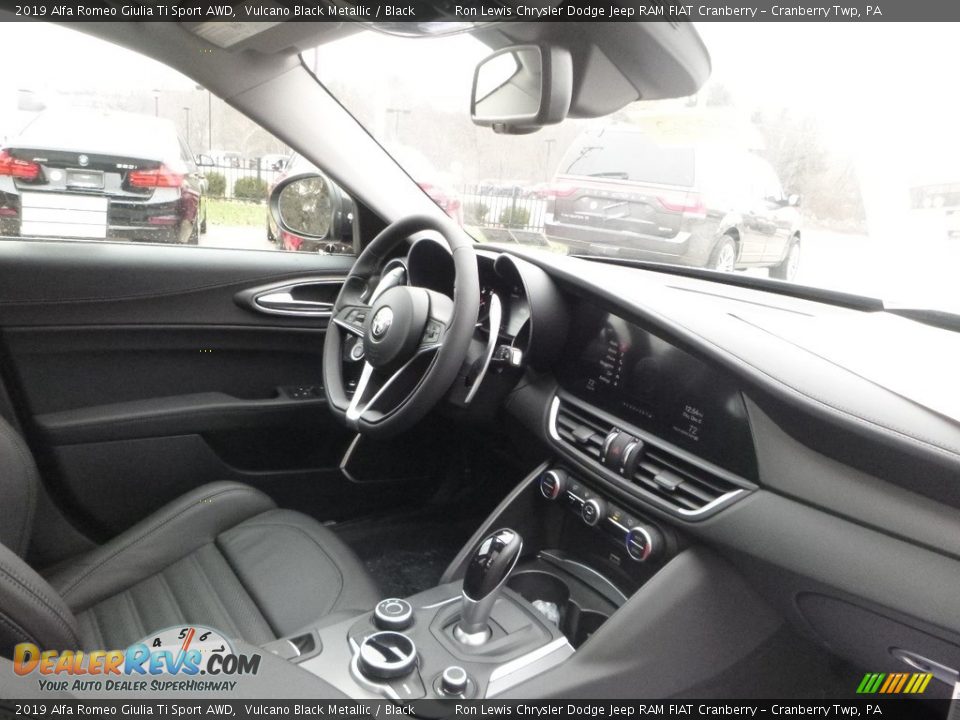 2019 Alfa Romeo Giulia Ti Sport AWD Vulcano Black Metallic / Black Photo #16
